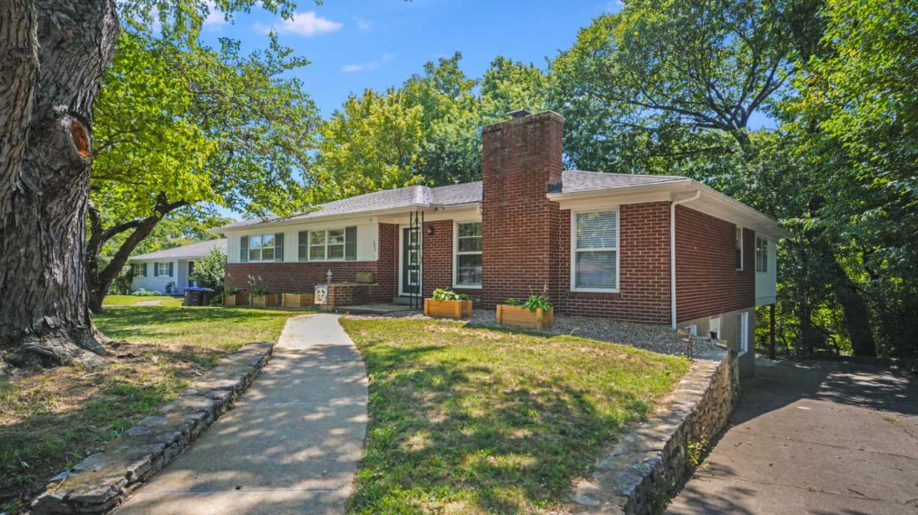 Spacious 2-Br Retreat Near Louisville Attractions Exterior photo